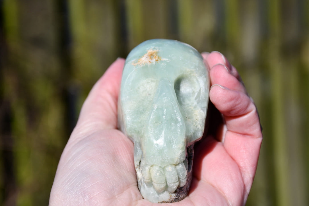 Namibian prehnite traveller skull - Manus carve