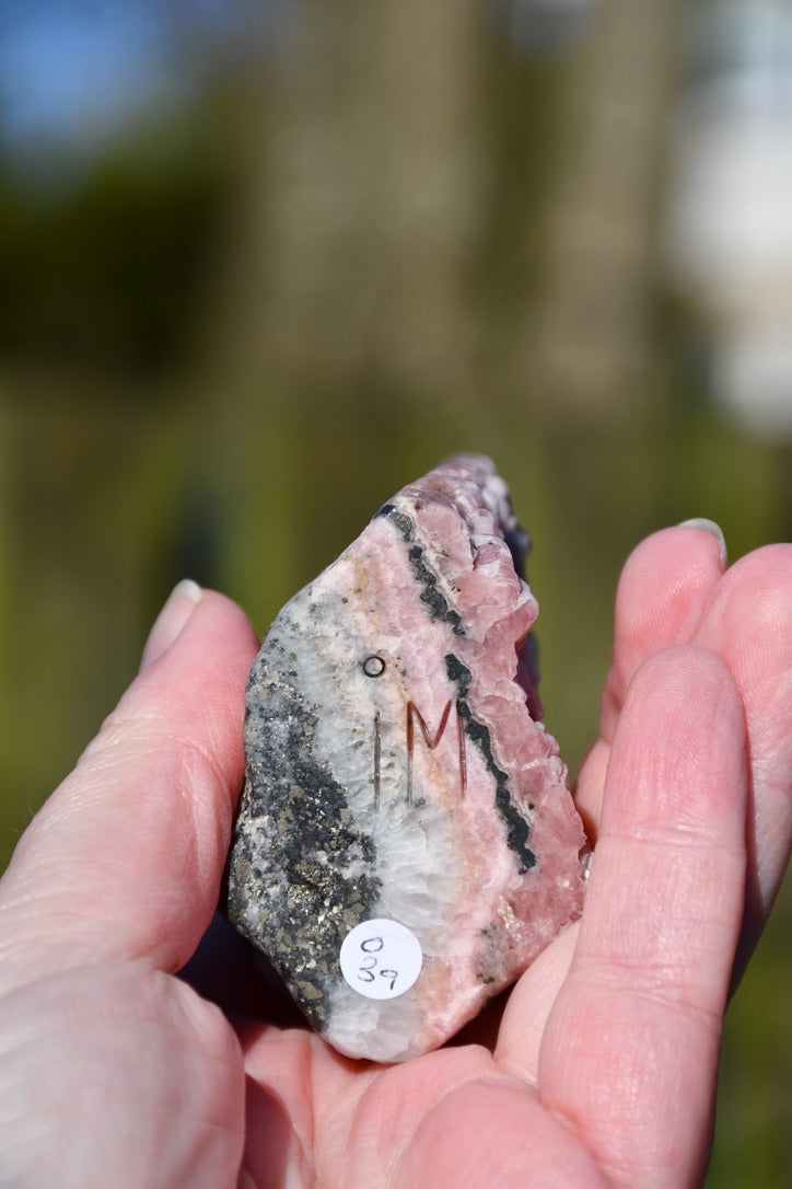 Rhodochrosite, pyrite and quartz skull - Manus carve