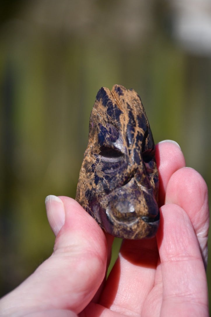 Purpurite skull - Manus carve