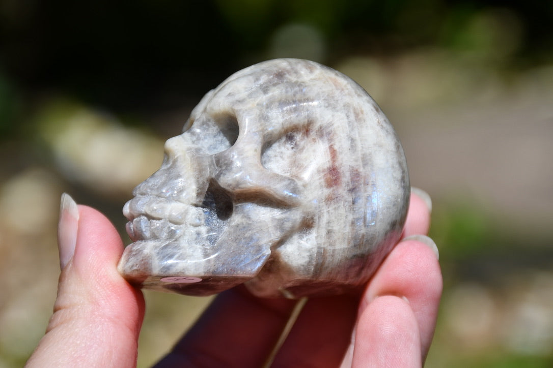 Moonstone and sunstone skull carve (small)