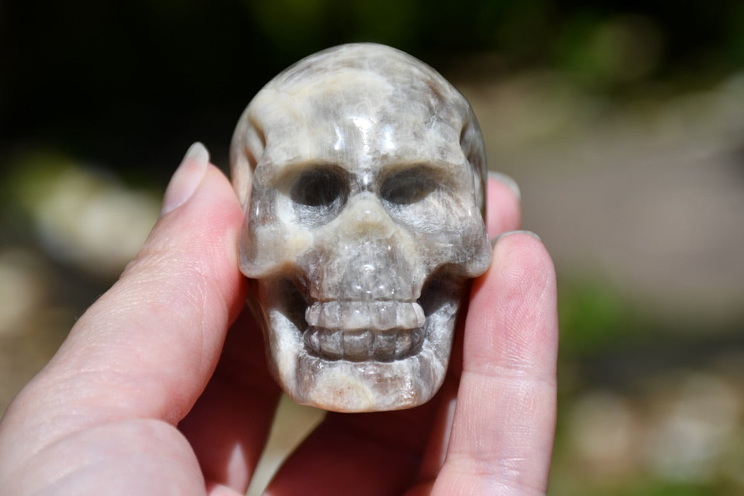 Moonstone and sunstone skull carve (small)