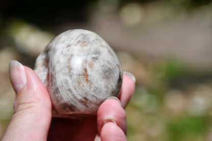 Moonstone and sunstone skull carve (small)