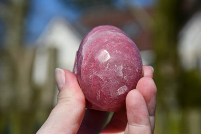 Rhodonite in quartz skull