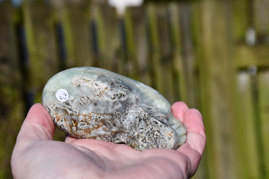 Namibian prehnite traveller skull - Manus carve