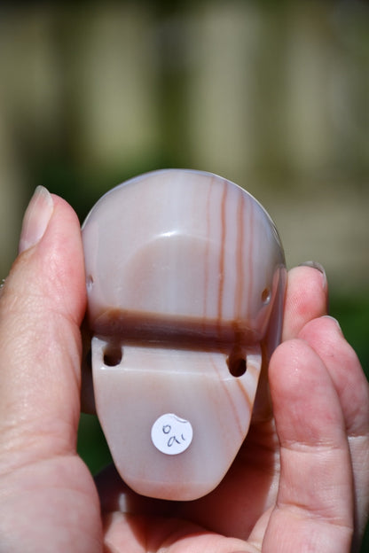 (possible) Raven or Ravenia agate skull carve