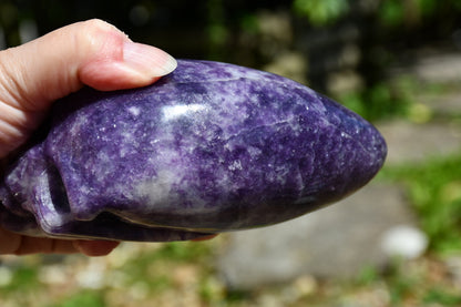Elongated lepidolite traveller skull carve