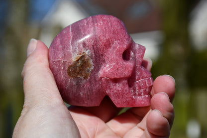 Rhodonite in quartz skull