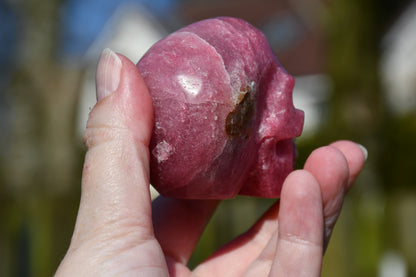 Rhodonite in quartz skull