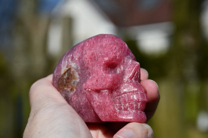 Rhodonite in quartz skull