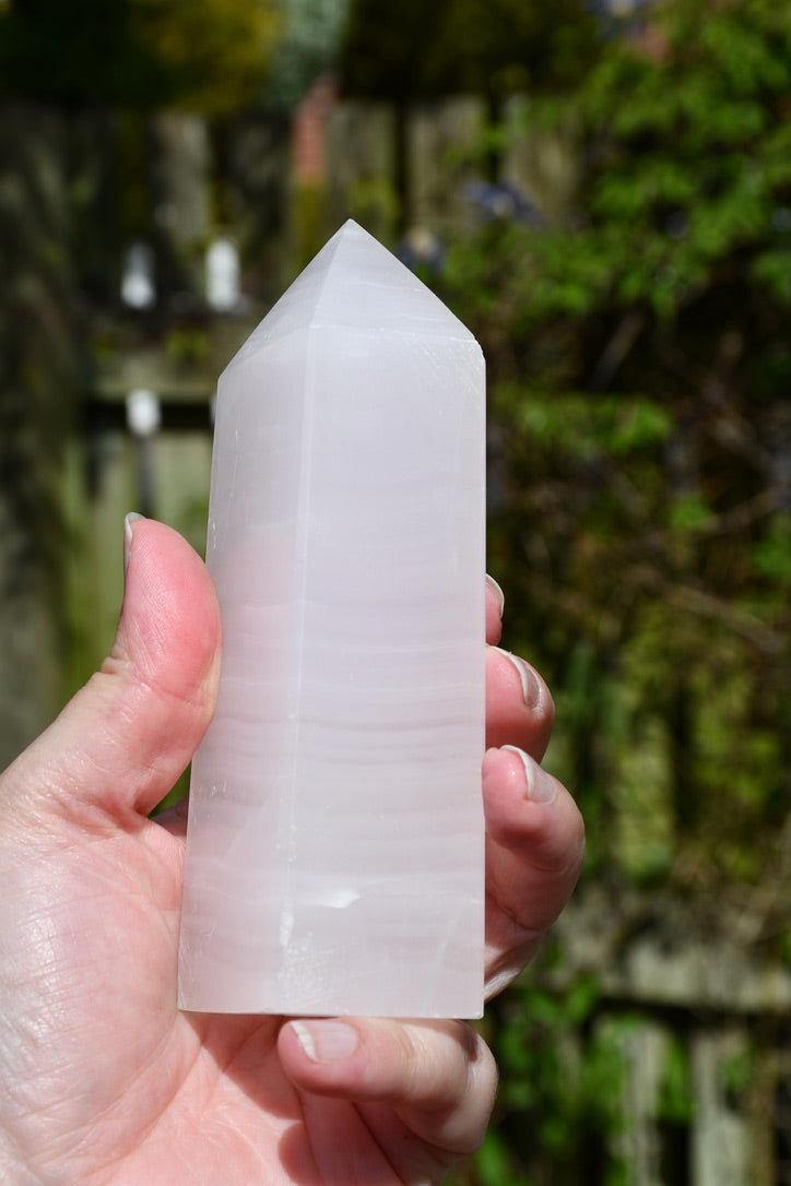 Mangano calcite obelisk