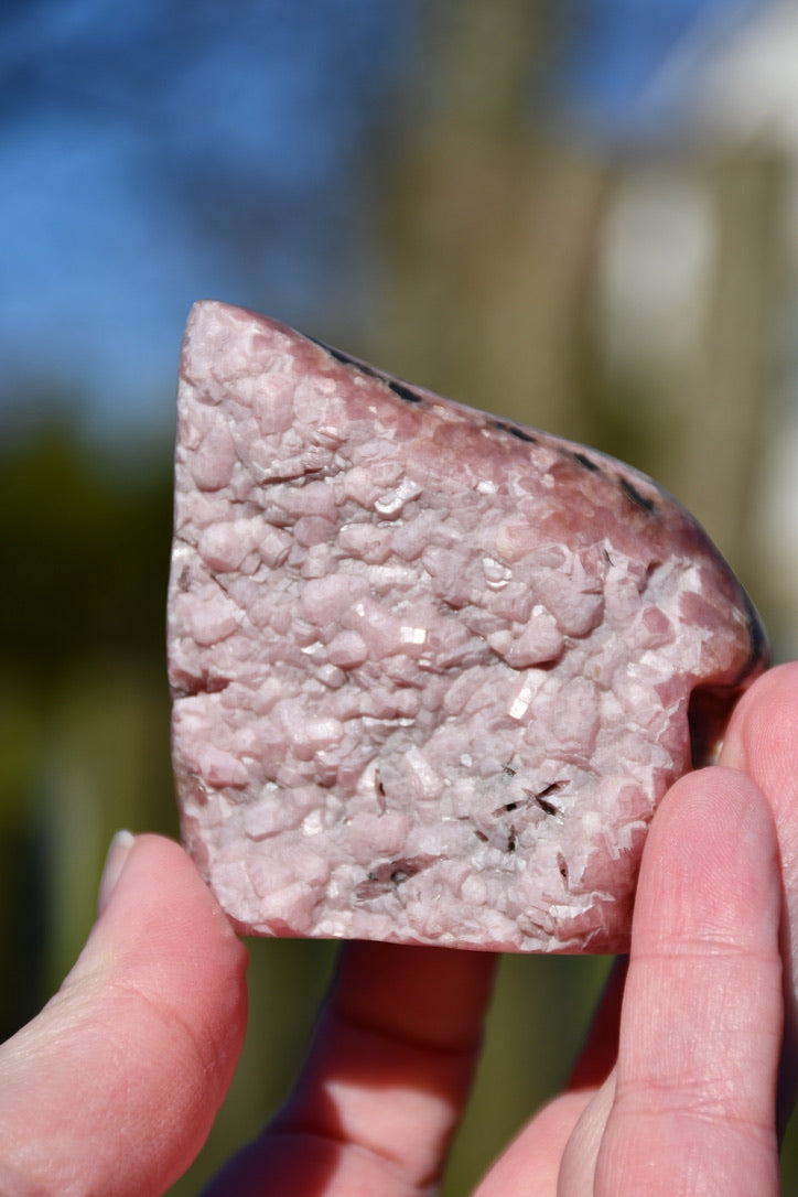 Rhodochrosite, pyrite and quartz skull - Manus carve
