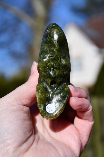 Lizardite traveller skull - Manus carve
