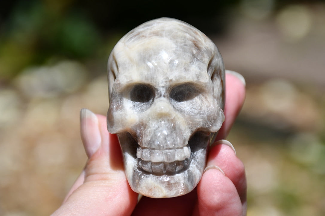 Moonstone and sunstone skull carve (small)