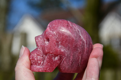 Rhodonite in quartz skull