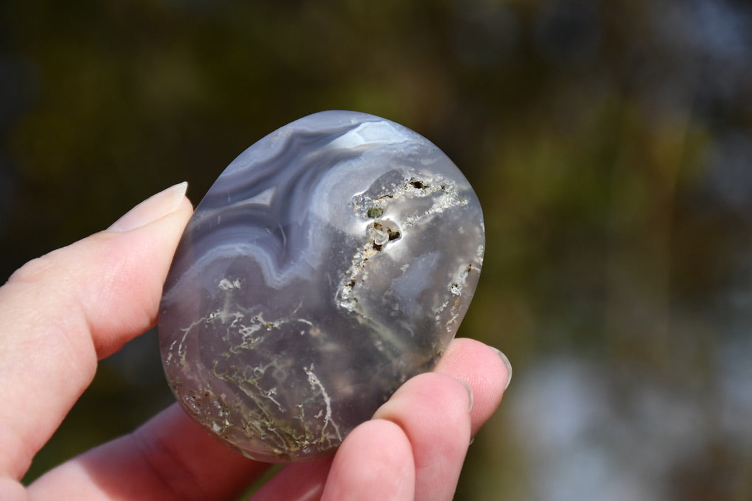 Moss agate palm stone