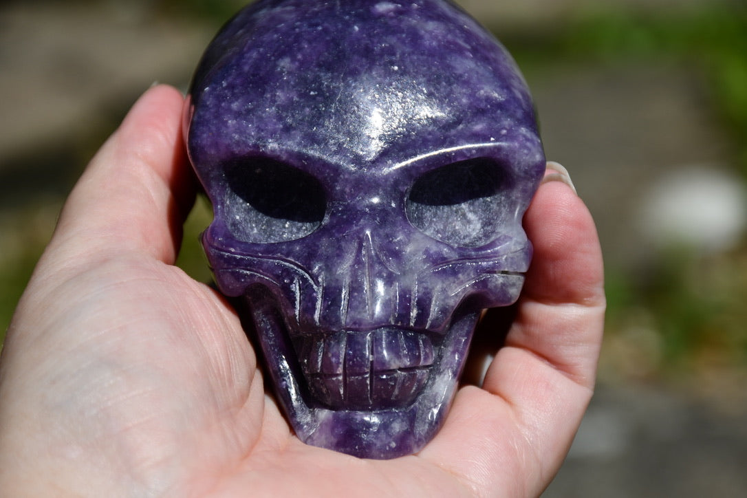 Elongated lepidolite traveller skull carve