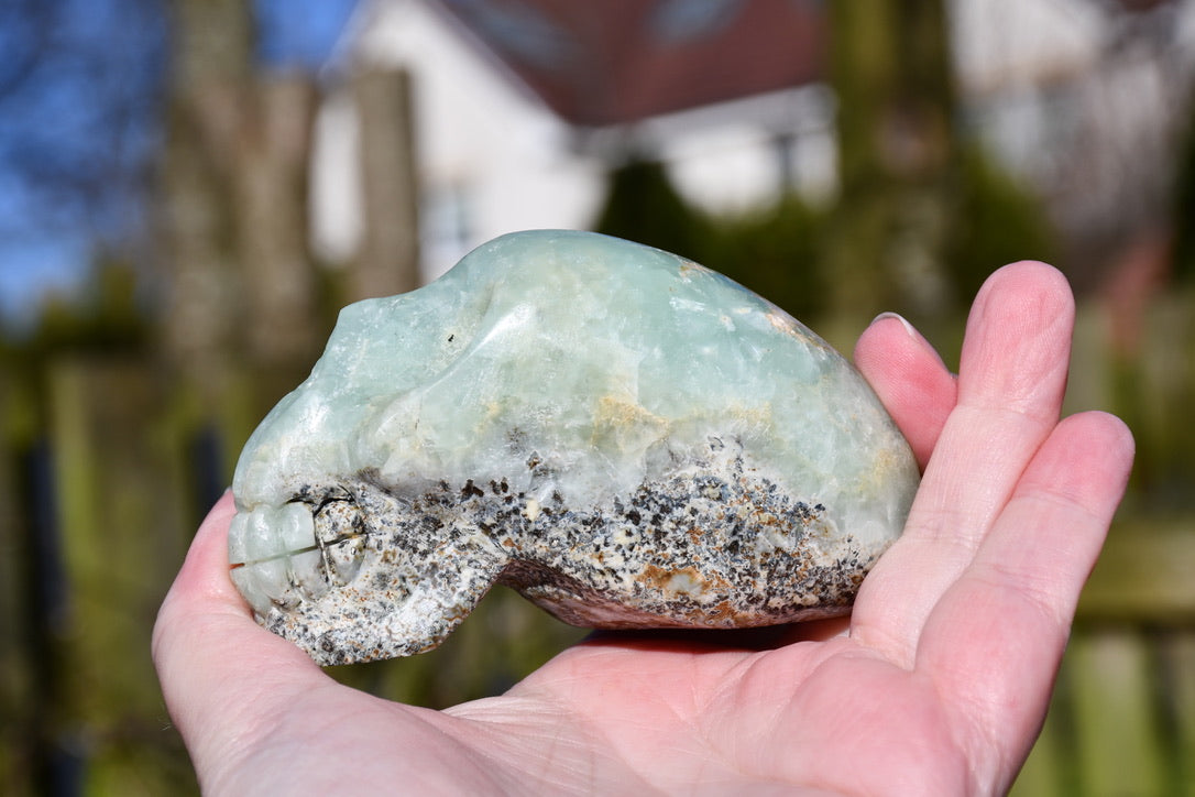Namibian prehnite traveller skull - Manus carve