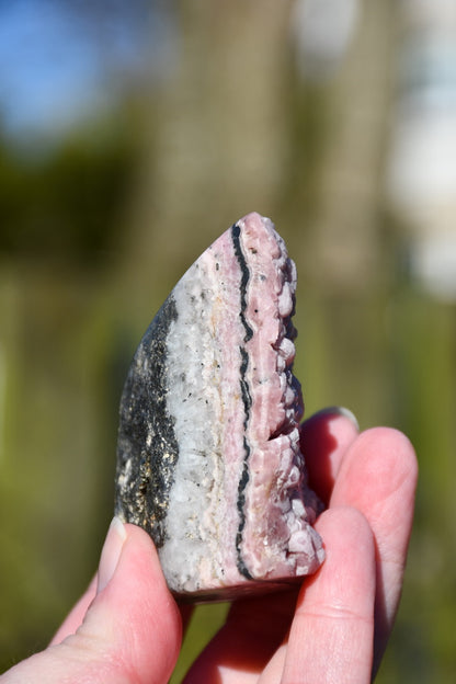 Rhodochrosite, pyrite and quartz skull - Manus carve