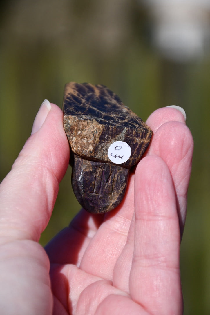 Purpurite skull - Manus carve